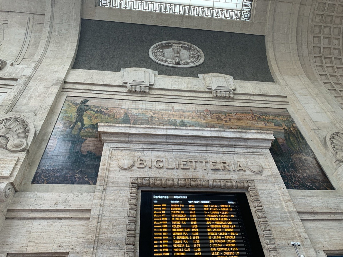 Мозаика над одним из табло