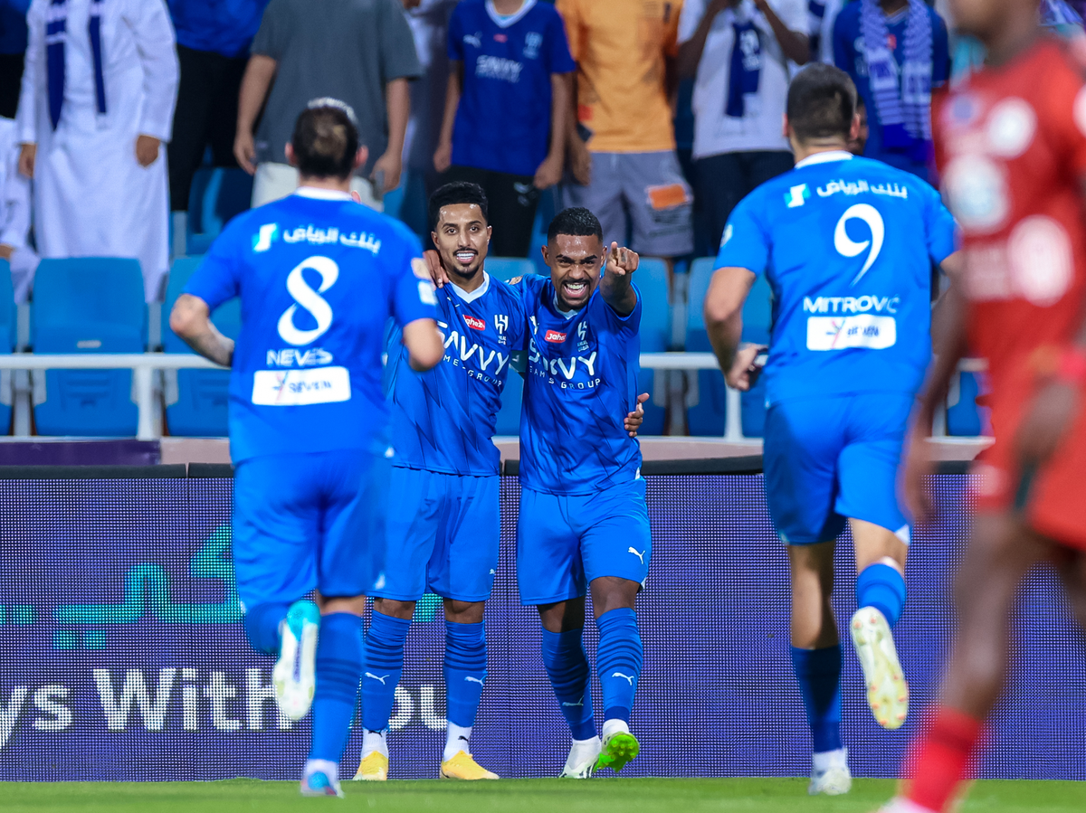    Малком и футболисты клуба ФК "Аль-Хиляль" | © Фото : Пресс-служба ФК "Аль-Хиляль"