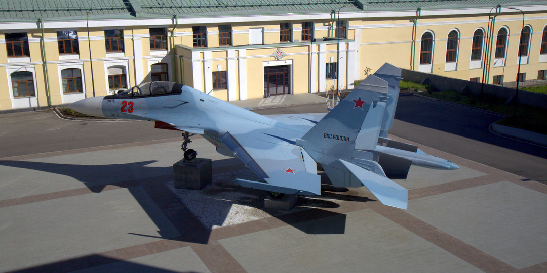 Памятник в Иркутском Суворовском Училище ВКС. Су-30И работавший по Индийскому контракту. Редкий для России самолет.