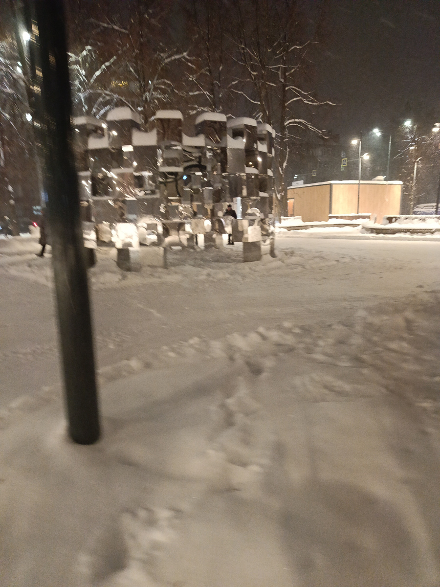 Что-то блестящее на сквере