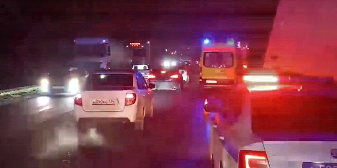 Семь человек погибли в ДТП с участием трех машин в Волгоградской области