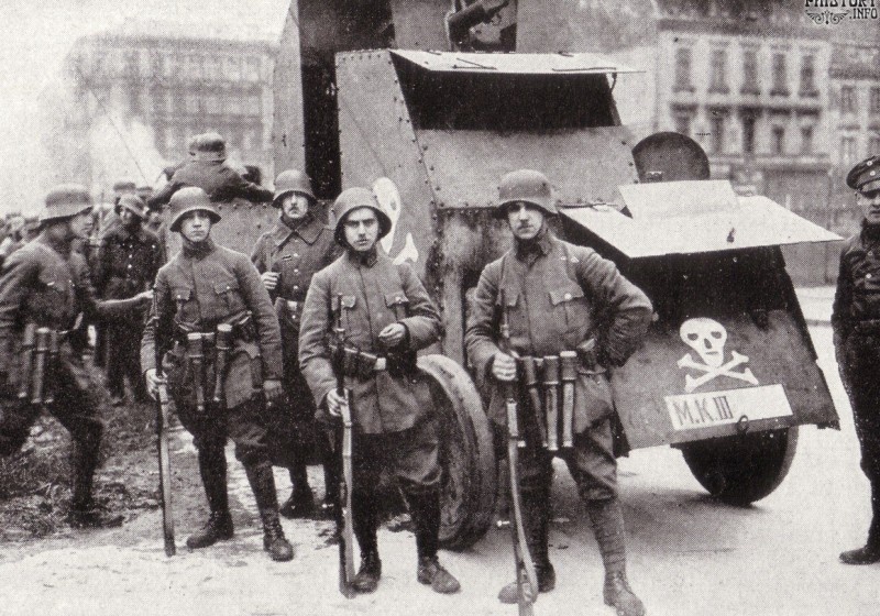 Солдаты фрайкора на городских улицах.