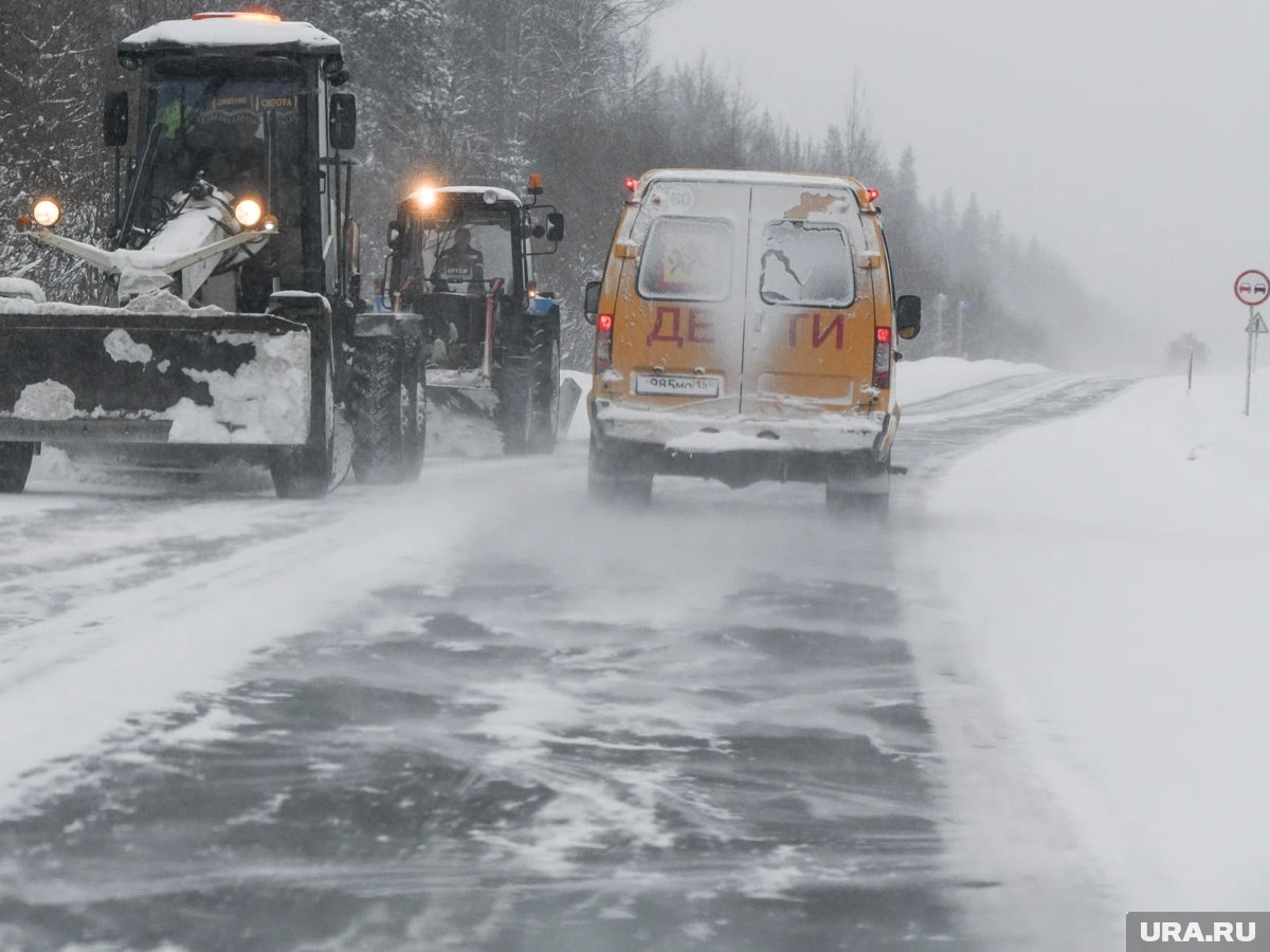     Дорожники устраняют последствия снегопадов (архивное фото)