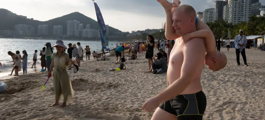 Русские (в полном смысле этого слова) на китайском пляже. 