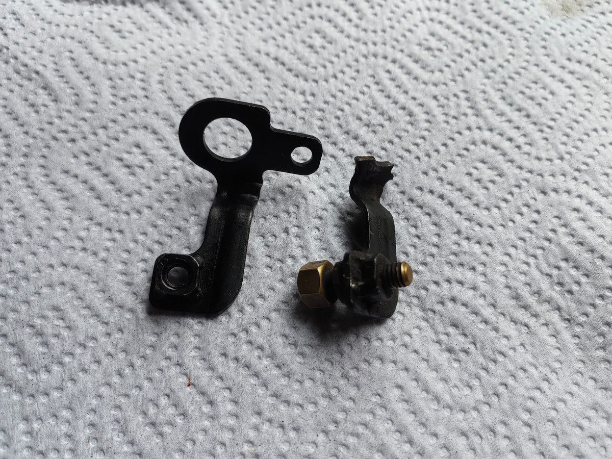 По месту отлома видно, что трещена образовалась давно. Возможно от вибраций 