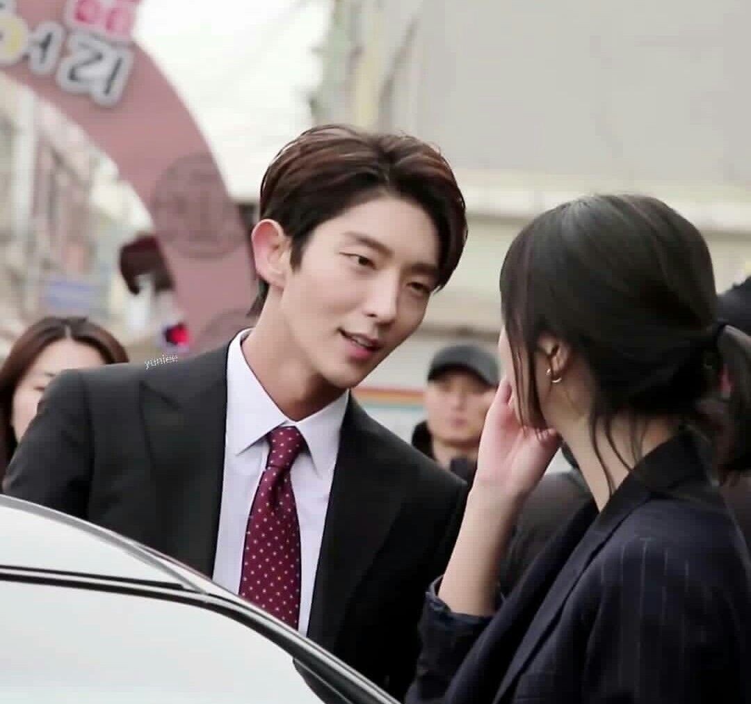 Бон Сан Пиль в роли человека-фейерверка. Джунги такие перформансы удаются, та как он сам в себе годами тренировал эту способность быть фейерверком, легким и  искрящим. 