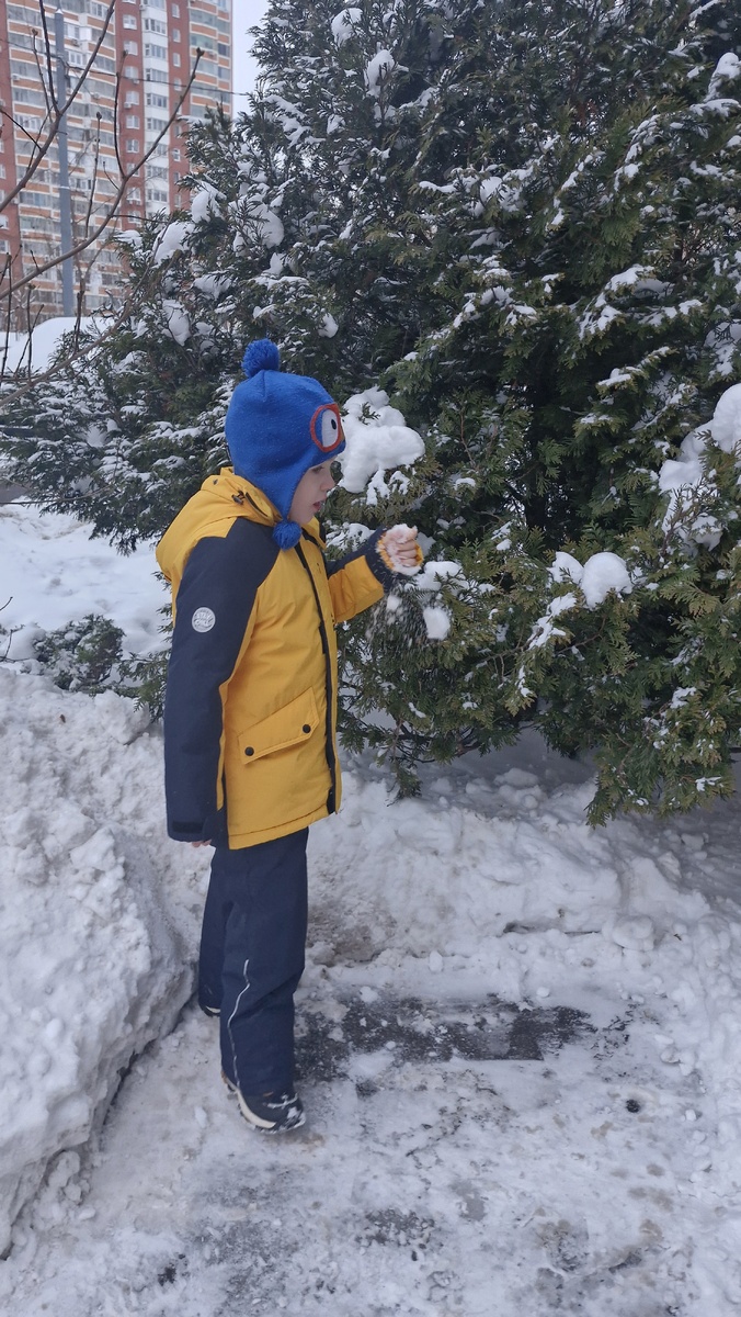 Угадайте что мальчик делал со снегом🤣