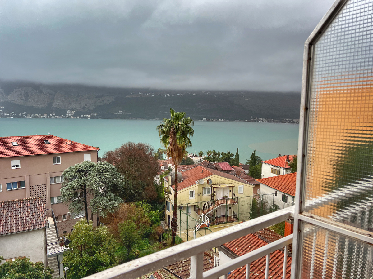Вид из окна моей комнаты. Херцег-Нови, Черногория. Фото автора 