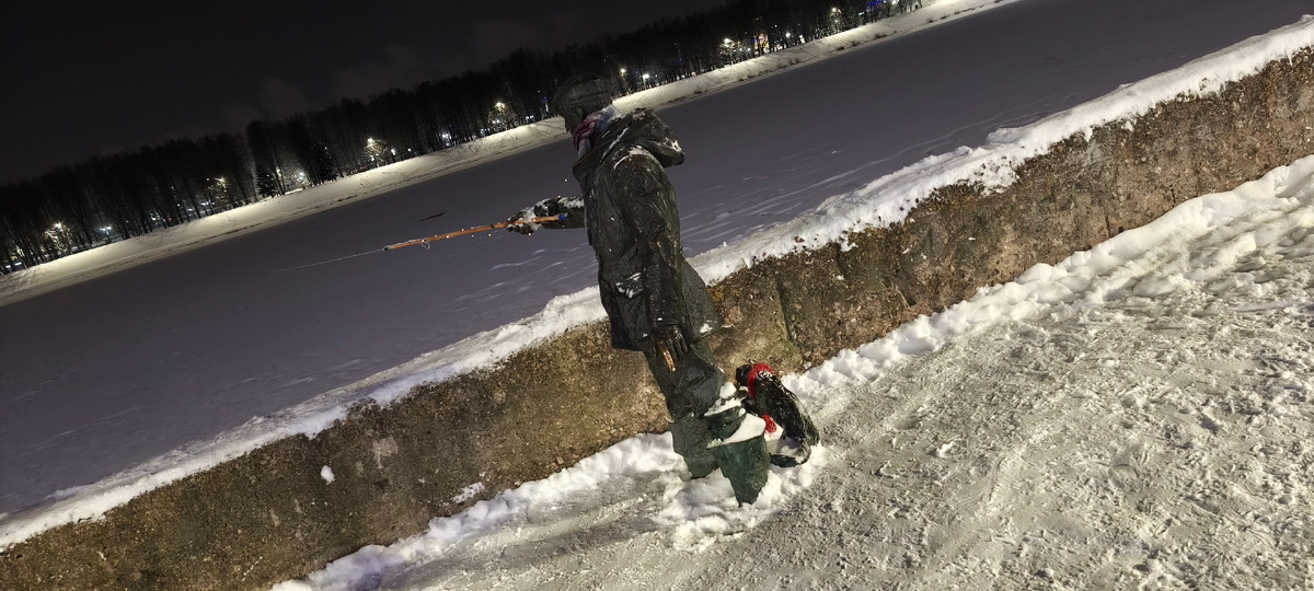 Рыбак с котом на набережной в Твери; здесь и далее - фото автора
