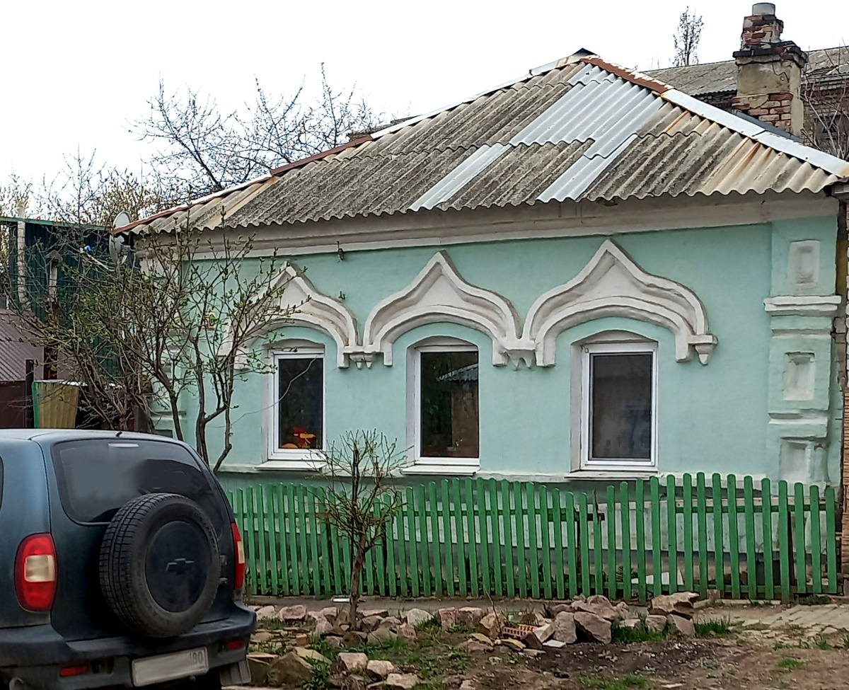 «Древнерусские» наличники на окнах. Донецк. Фото 2025 года