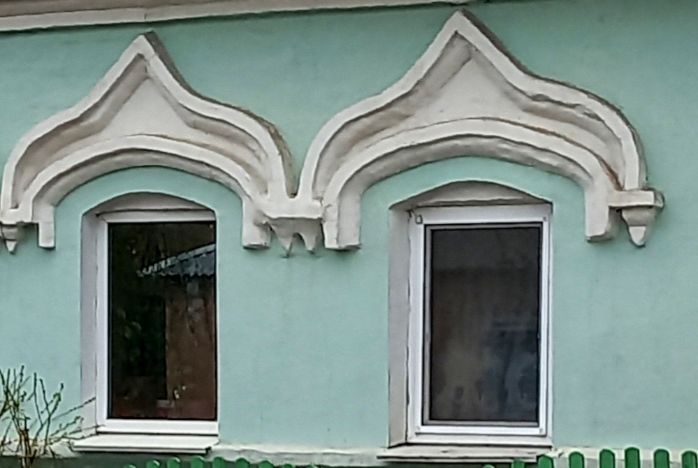 «Древнерусские» наличники на окнах. Донецк. Фото 2025 года
