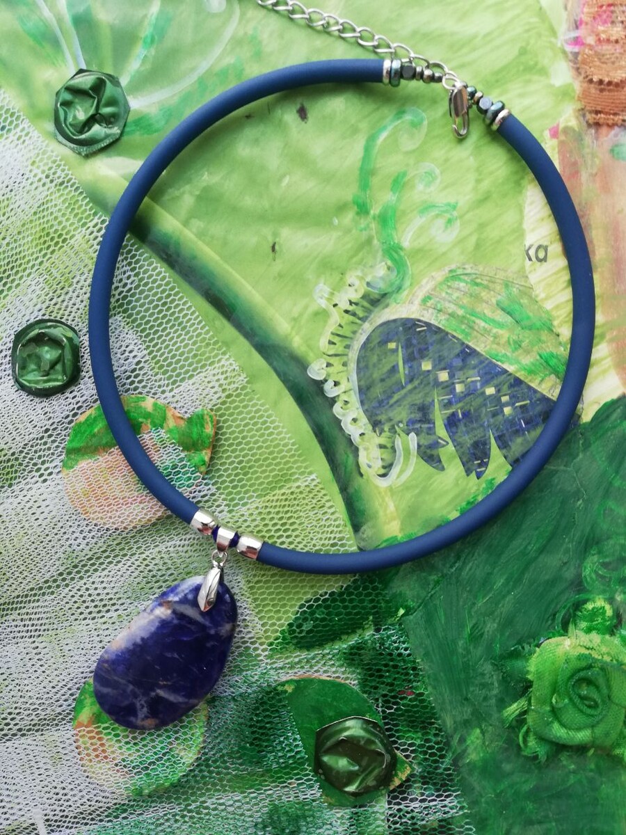 Синий цвет так хорош, в гардеробе он может выступать хорошей альтернативой базовому черному