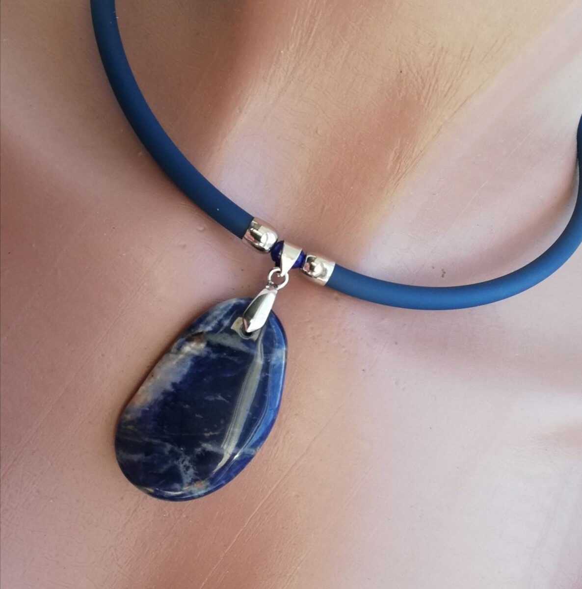 Крупный кулон привлекает внимание к нежной коже декольте, хотя, может спокойно и строго лежать на хлопковой блузе или мягком кашемировом джемпере. 