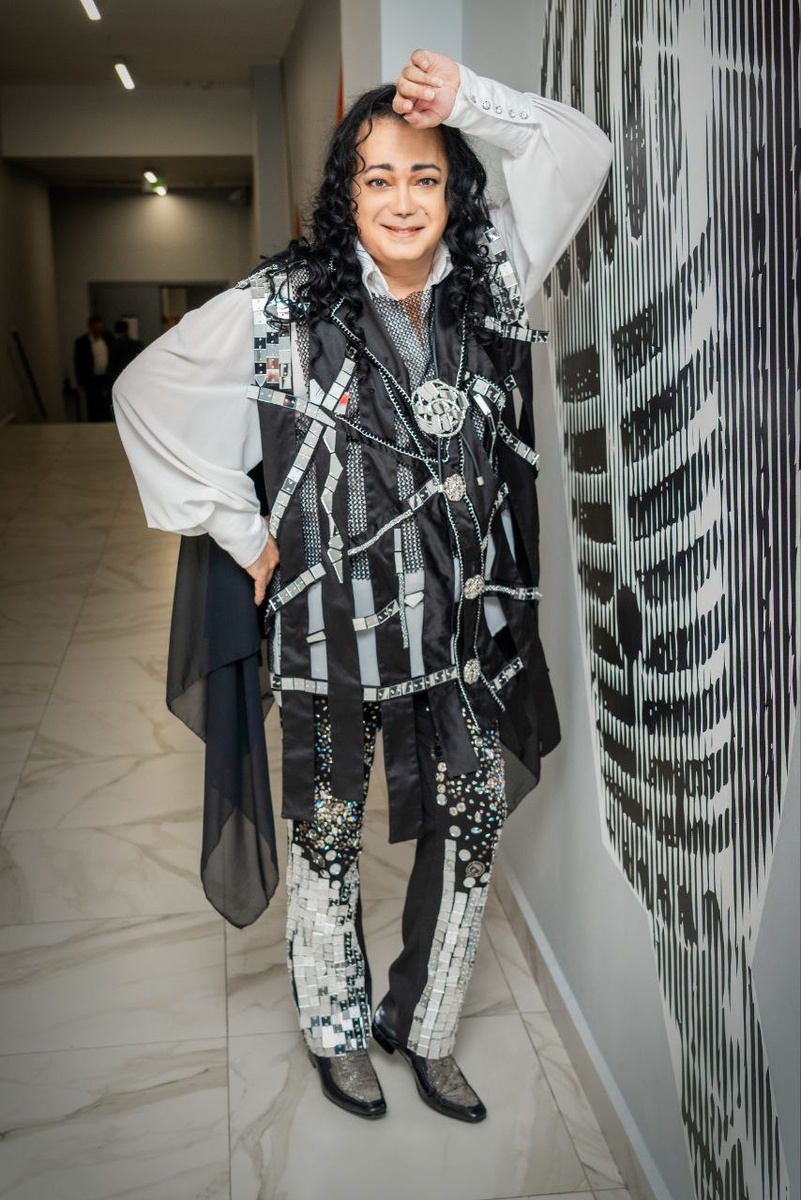 Мы даже ни разу не примерили этот наряд ,который я создала на основе мужского пиджака. Всё получается точно и красиво,когда есть доверие  Артиста- к  Мастеру .И когда шьешь с Душой.Фото: Роман Данилин.