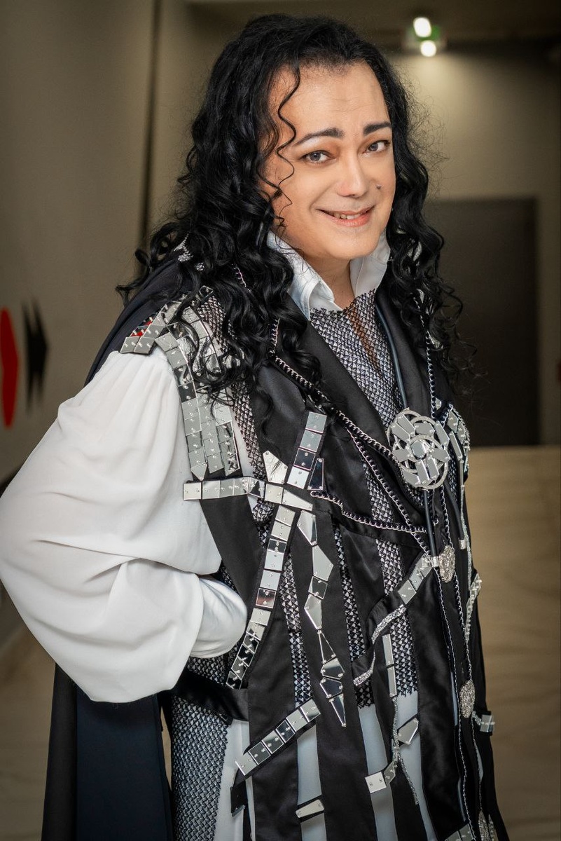 Игорь всегда сам  виртуозно дополняет образ красивыми аксессуарами🔥Фото: Роман Данилин.