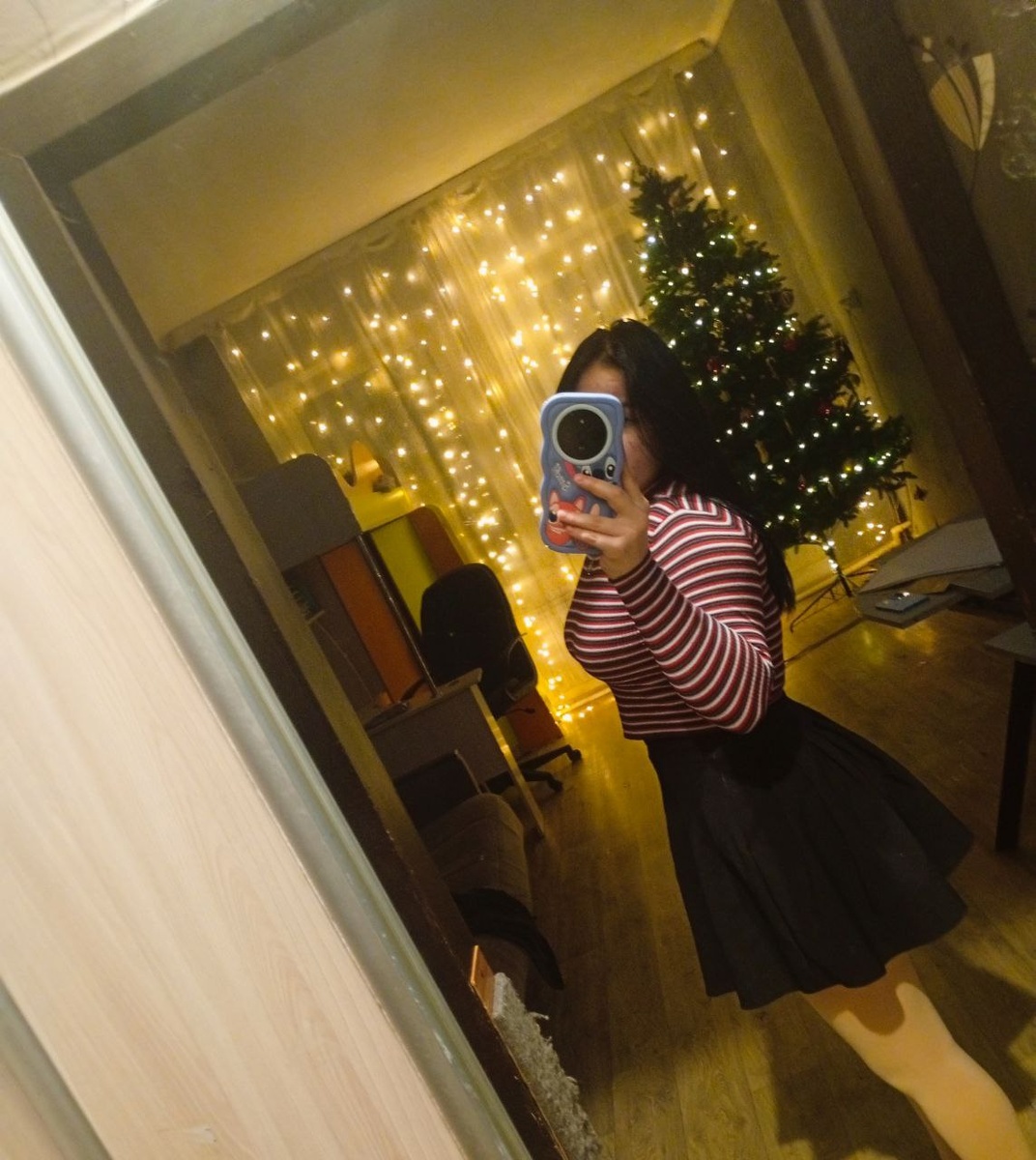 Моя дочь Луминица, 12 лет. Несмотря на то, что обычно люди пишут, что Яна и Лучика похожи на меня лицом больше, считаю что с Ницей мы похожи ментально. Я была такая же, как она глупенькая в хорошем смысле слова 😅 и фигуристая в свои 12 лет, ход мыслей у меня был примерно как у неё)) Поэтому тот ролик я подписала "Моя маленькая копия" 🤗