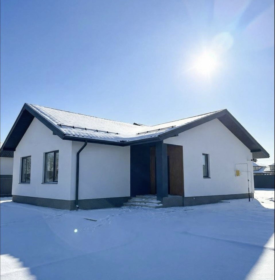 Эта фотография — визуальное опровержение стереотипа. Дом может быть легче, теплее и экономичнее без потери в надёжности, прочности или внешнем виде.