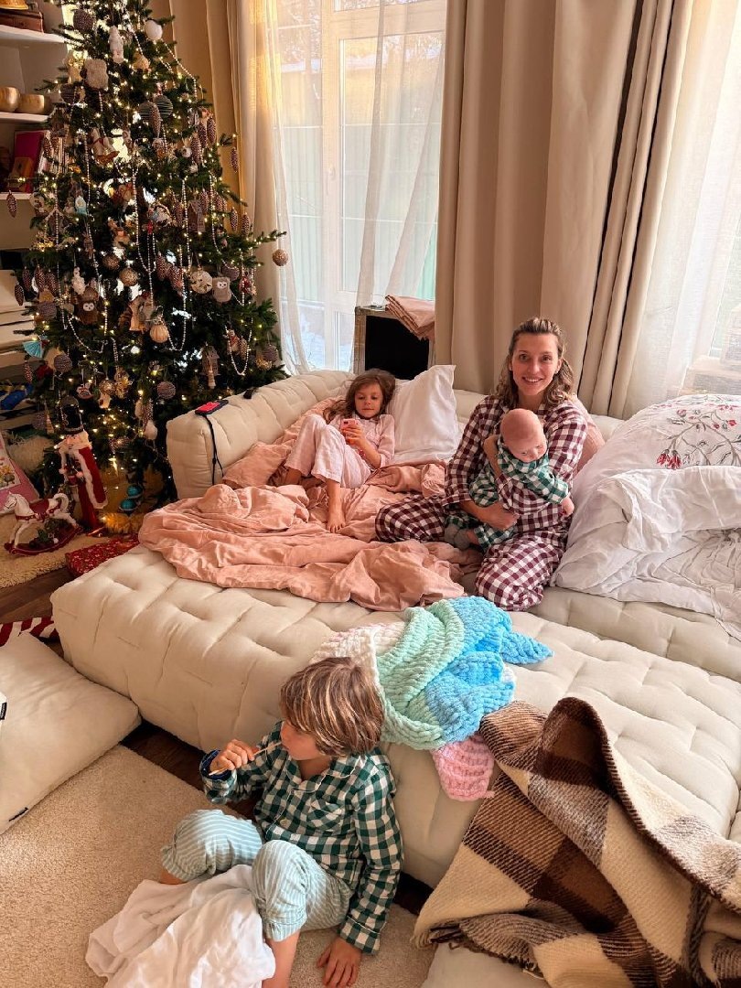 Регина Тодоренко выложила редкие кадры с тремя сыновьями от Топалова