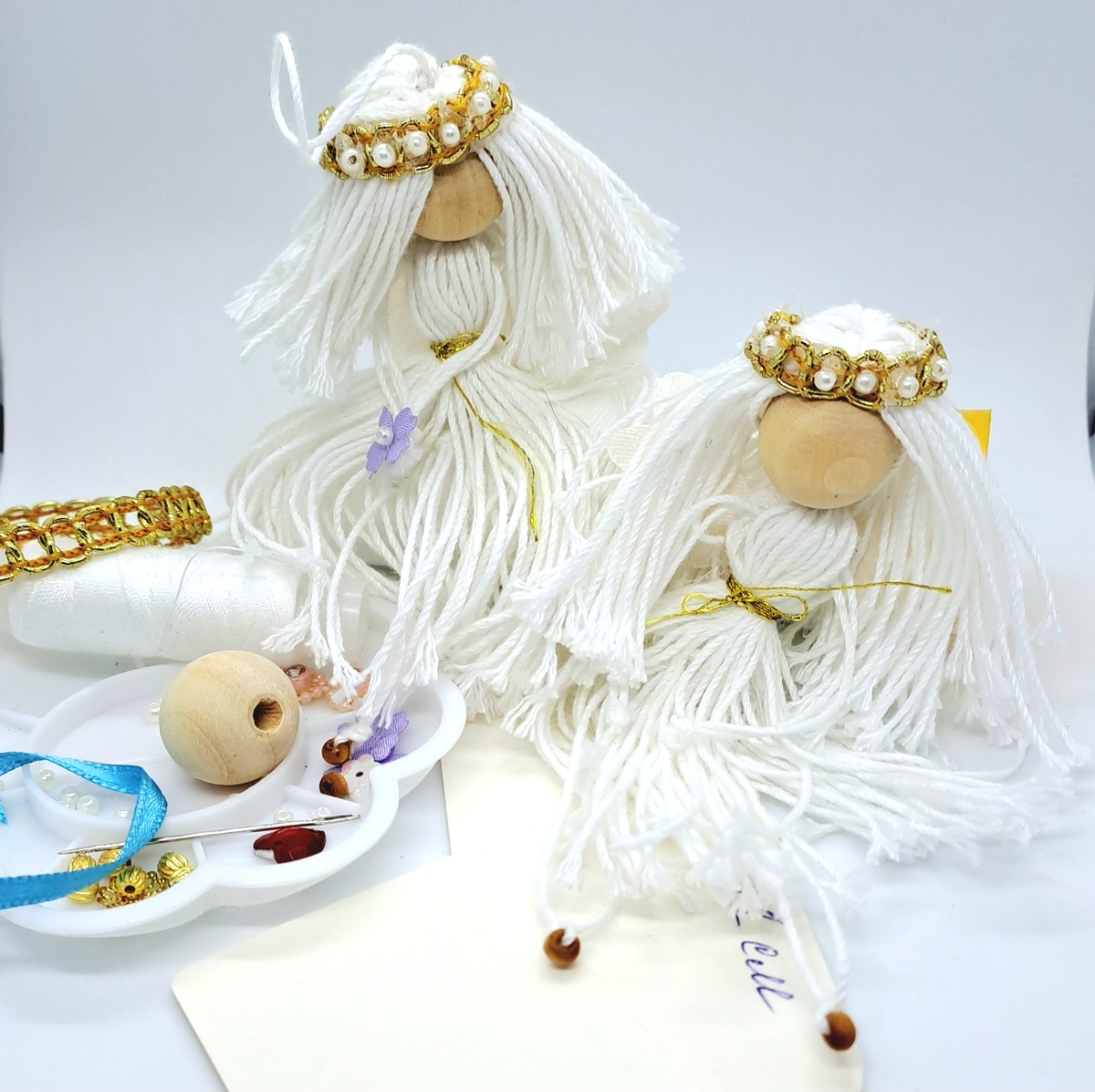 Ангел из ниток и бусин
