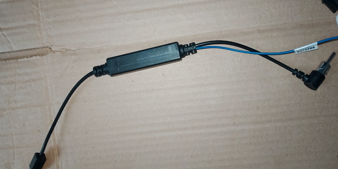 Установка переходника-удлинителя с усилителем сигнала для радиоприема на Ладу Весту NG