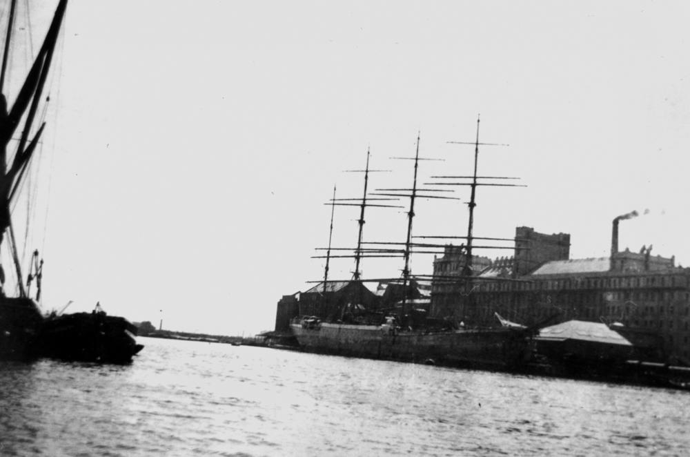 Magdalene Vinnen II в Лондоне в 1942 году