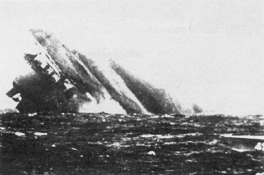 «Граф Цеппелин» уходит на дно. Источник: http://seawarpeace.ru/deutsch/flug/01_main/03_zeppelin.html