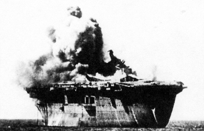 «Граф Цеппелин» во время третьей серии подрывов установленных боеприпасов. Источник: http://seawarpeace.ru/deutsch/flug/01_main/03_zeppelin.html