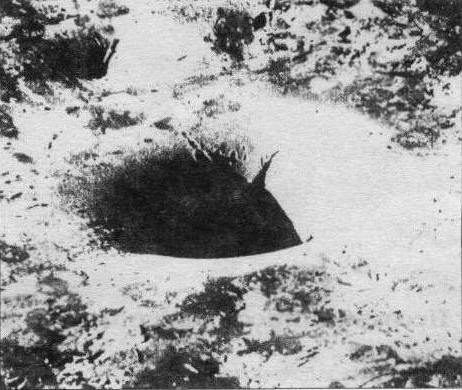 Пробоина в палубе от взрыва ФАБ-250