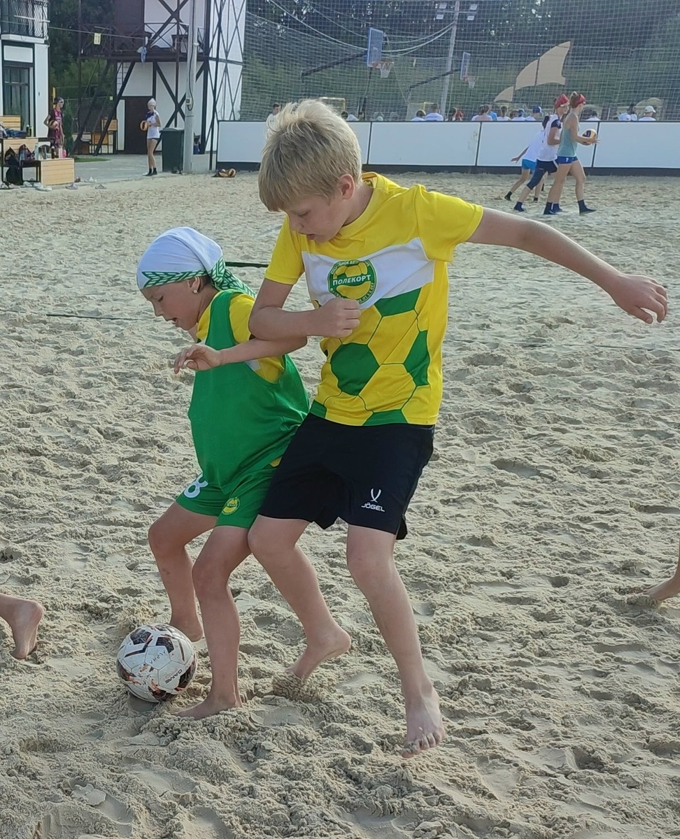 Отбор мяча в детском футболе