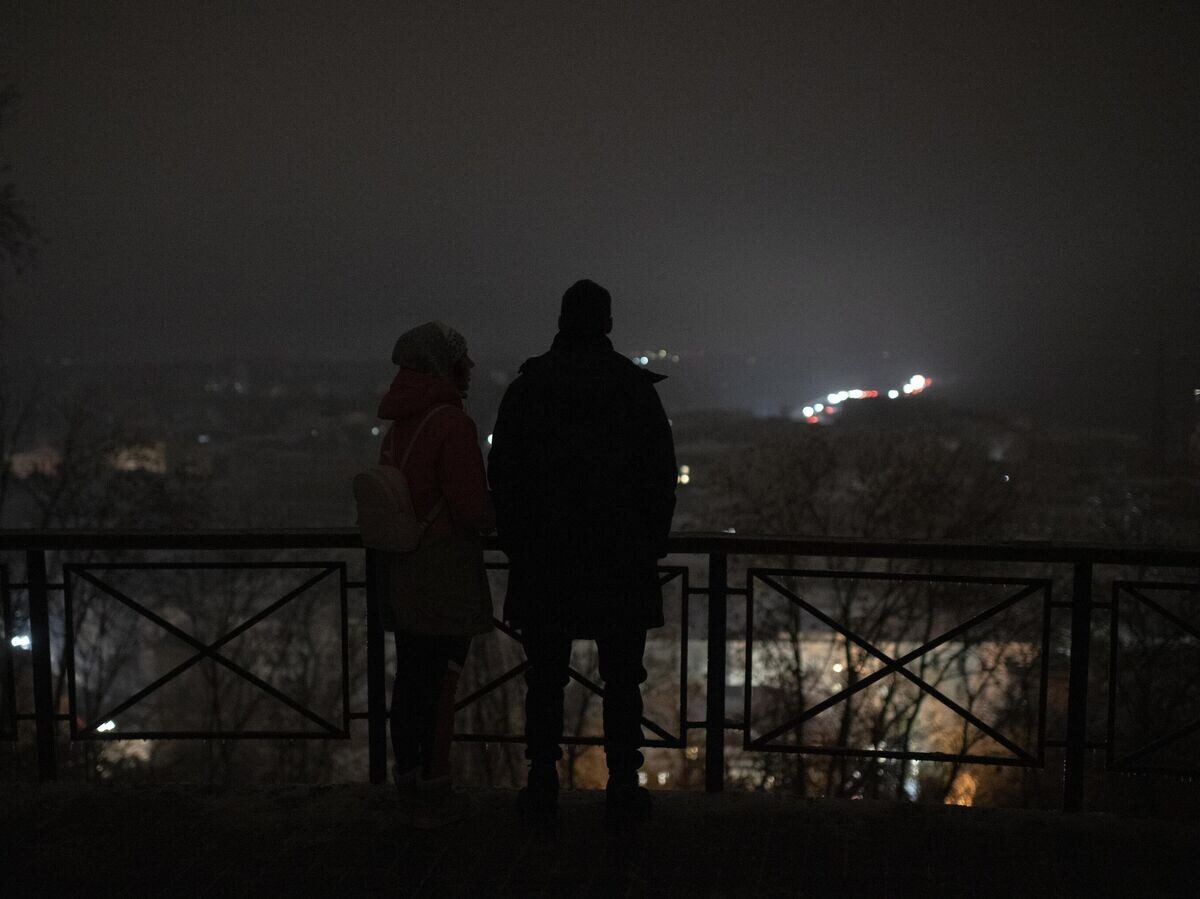    Вид со смотровой площадки на неосвещенный Киев | © AP Photo / Andrew Kravchenko