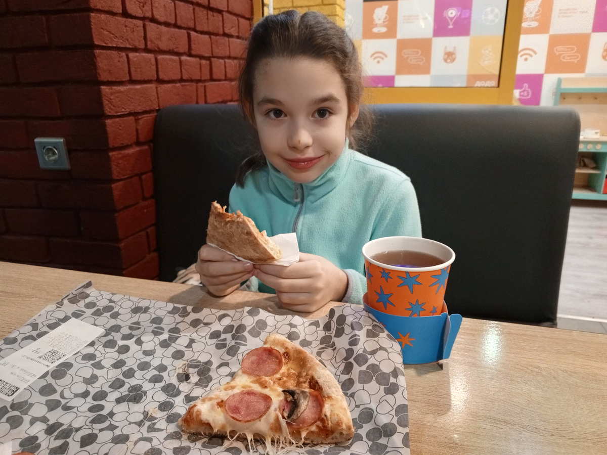 Ест пиццу как советует кот Матроскин начинкой вниз🤭 