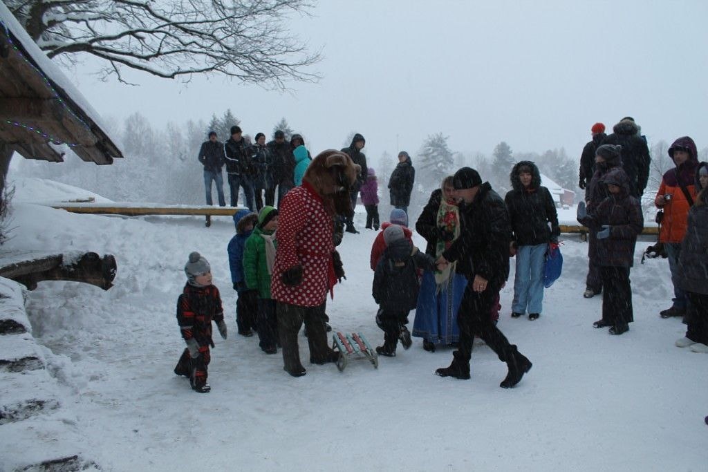Алексей вместе с Сережей на переднем плане в Кукобое.