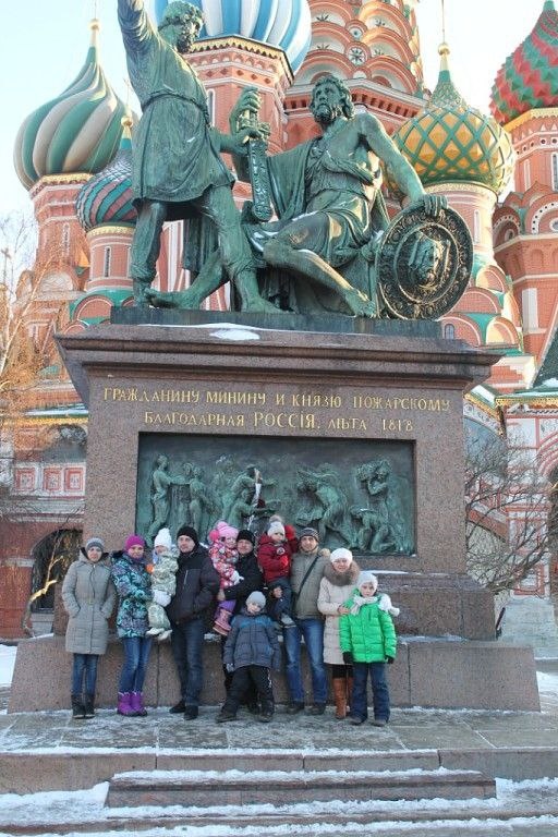 Все наши путешественники в Москве. Алексей в центре с Соней на руках. Сережа рядом с ним.