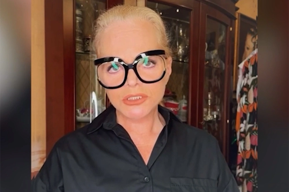 Кадр из видео, в котором Лариса Долина признается, что стала жертвой мошенников.