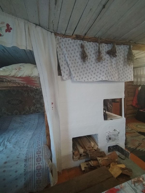 В избе всё настоящее, живое. И печь топится, и на кровати поспать можно...