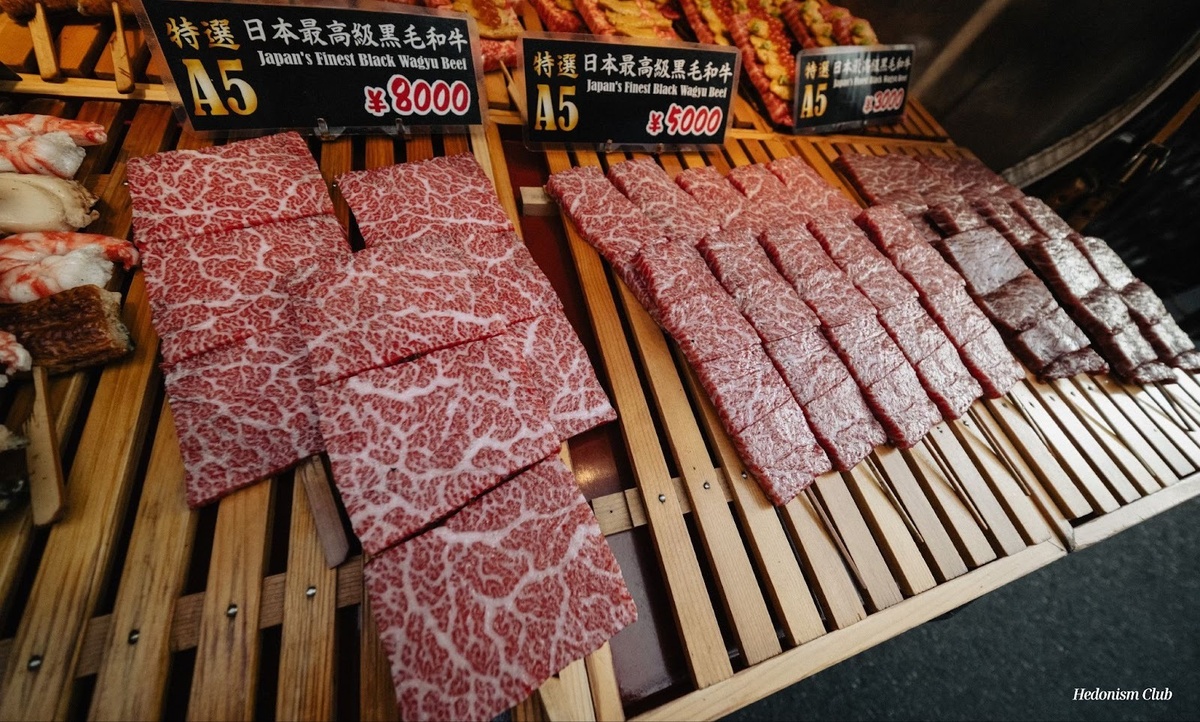 Как сделать правильно: кладите палочки на подставку (или на край тарелки, если подставки нет), а еду передавайте через общую тарелку/тарелочку.