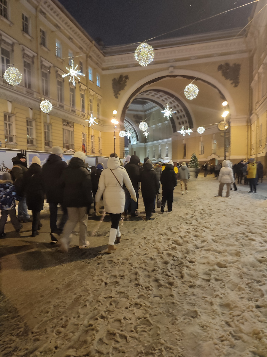 Арка Главного штаба, а ёлочки в другой стороне
