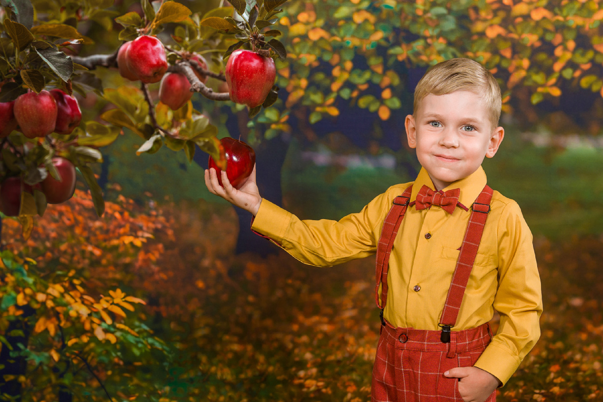 Кадр с осенней фотосессии в саду.