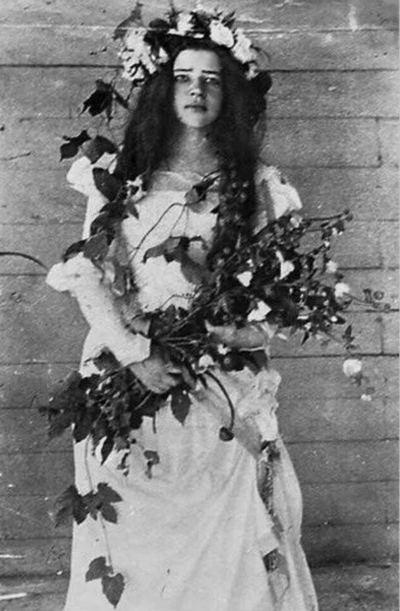 Любовь Менделеева в роли Офелии