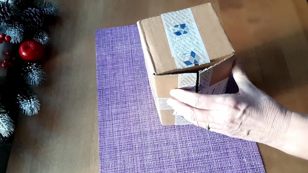 Пришел заказ из интернет- магазина.