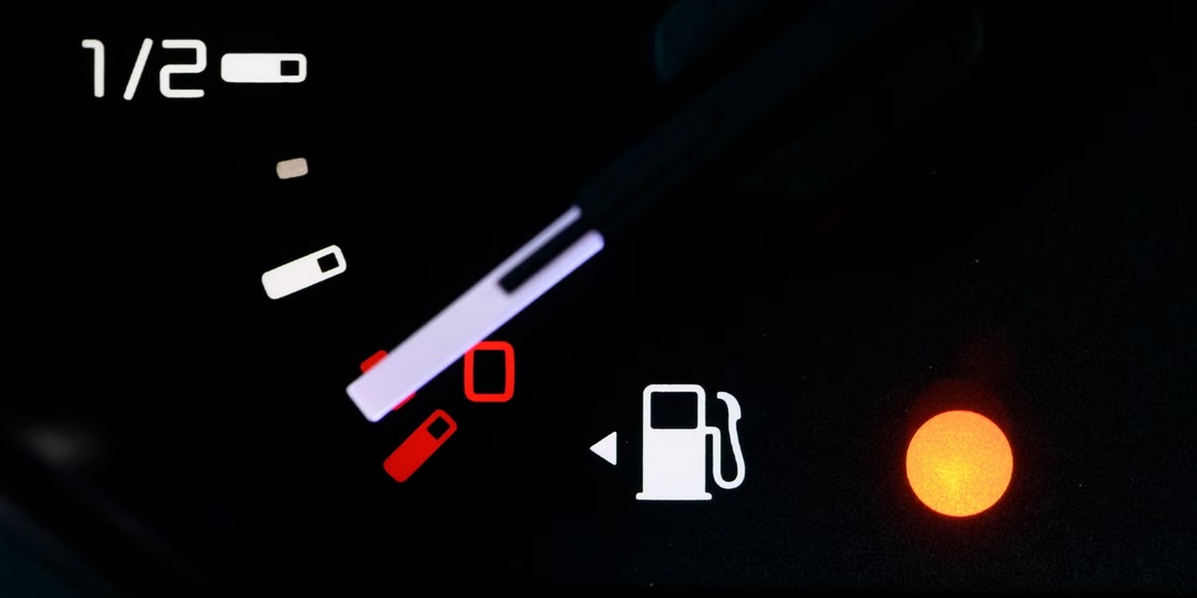 Кто придумал маленькую стрелку рядом с указателем уровня топлива?