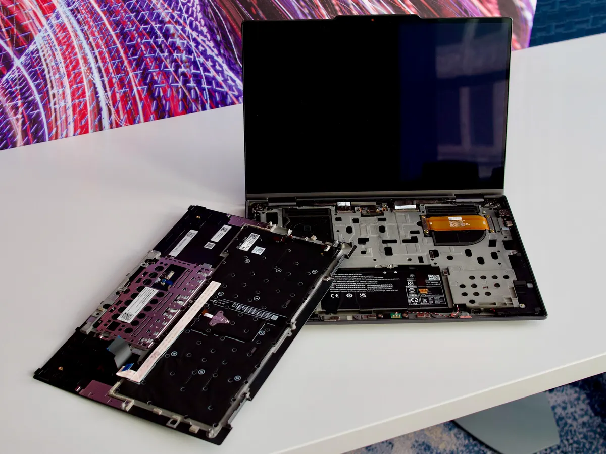 Конструкция Space Frame позволяет снять как нижнюю панель, так и клавиатуру, чтобы получить доступ к внутренним компонентам для ремонта и модернизации.