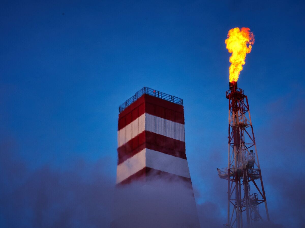    Буровая вышка и газовый факел морской нефтеперерабатывающей платформы© РИА Новости . Алексей Даничев