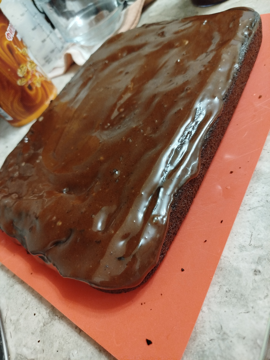 Рецепт пирога " кубинская мулатка "
Мука 300 г. 
Какао 60 г. 
Сливочное масло 50 г. 
Растительное масло без запаха 50 г. 
Яйца 3 шт. 
Сахар 250 г. 
1,5 чайные ложки соды, погасить 1 ст. л. Уксуса столового 9%
Молоко 300 мл. 
Разрыхлитель теста 1 ст. л. 
Ванилин щипотка или Ванильный сахар 1 пакет. 
Выпекать 30-35 минут в предварительно разогретой духовке на 180 градусах. 
Шоколадная паста
Молоко 200 мл. 
Какао порошок 4 ст. ложки (40 г.) 
Растительное масло 200 мл. 
Сахар 200 г. 
Всё взбить погружным блендером до загустения 1,5-2 минуты на максимальной скорости. 
Покрыть охлажденный пирог с верху шоколадной пастой и украсить по своему усмотрению, можно Посыпать любыми орехами. 
Приятного аппетита друзья 