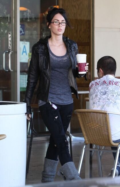 На Меган Фокс вязаные угги