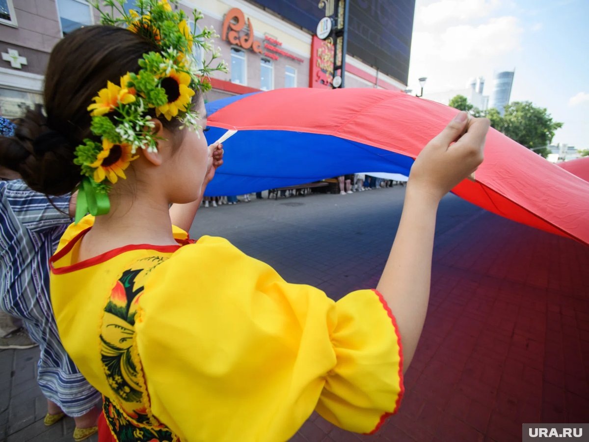     Девушки пели популярную в России песню «Матушка земля»