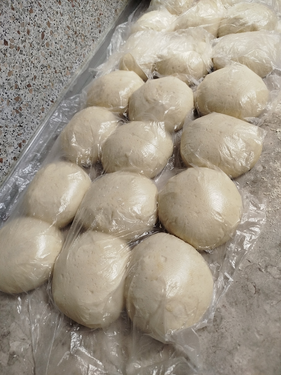 ЭЧПОЧМАК

Вода 500 мл. 
Дрожжи 25 гр. 
Сахар 65 гр. 
Соль 20 гр. 
Масло растительное 75 мл. 
Мука 800 гр. (+ -)...

Мясо курицы 280 гр
жареный лук 280 гр
