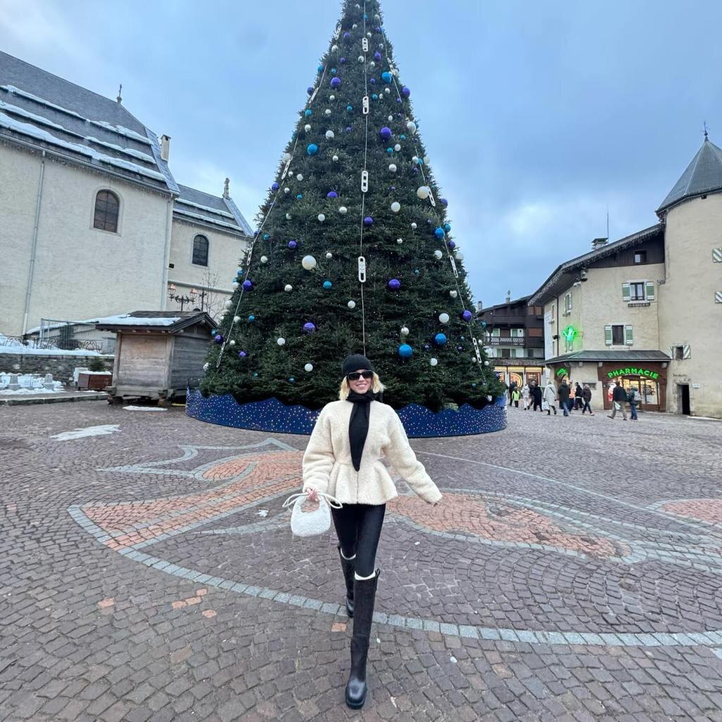    Источник: American Eagle | 28-летняя актриса дополнила свой гардероб джинсами известных брендов целой серией дизайнерских вещей, включая приталенную куртку из овчины от Alaïa за 8500 долларов.