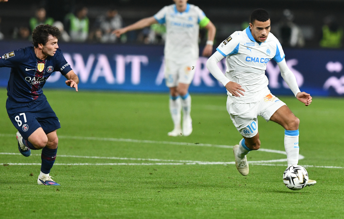    Полузащитник ПСЖ Жоау Невеш и нападающий "Марселя" Мэйсон Гринвуд  Anadolu via Reuters Connect