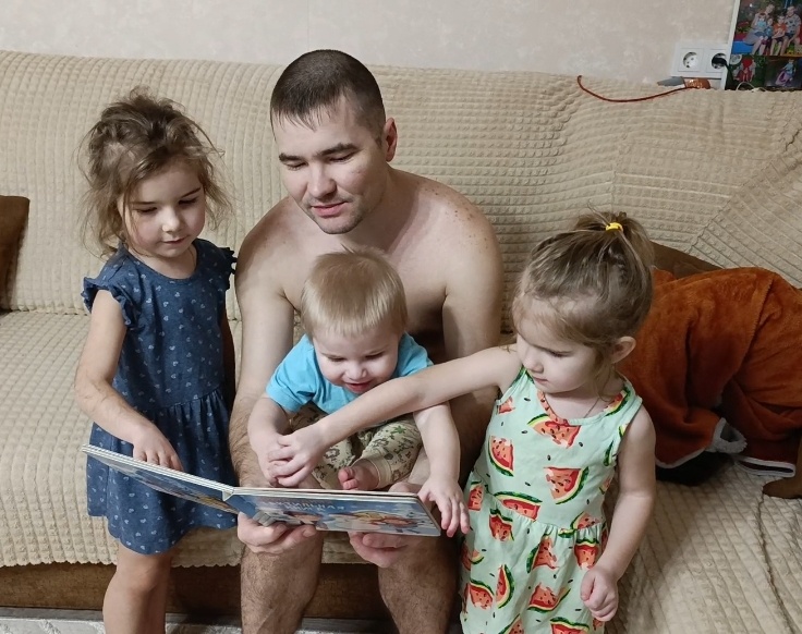 Папа читает детям 🤗